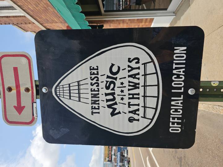 Directional sign for Tennessee Music Pathways declaring an official location on a street pole