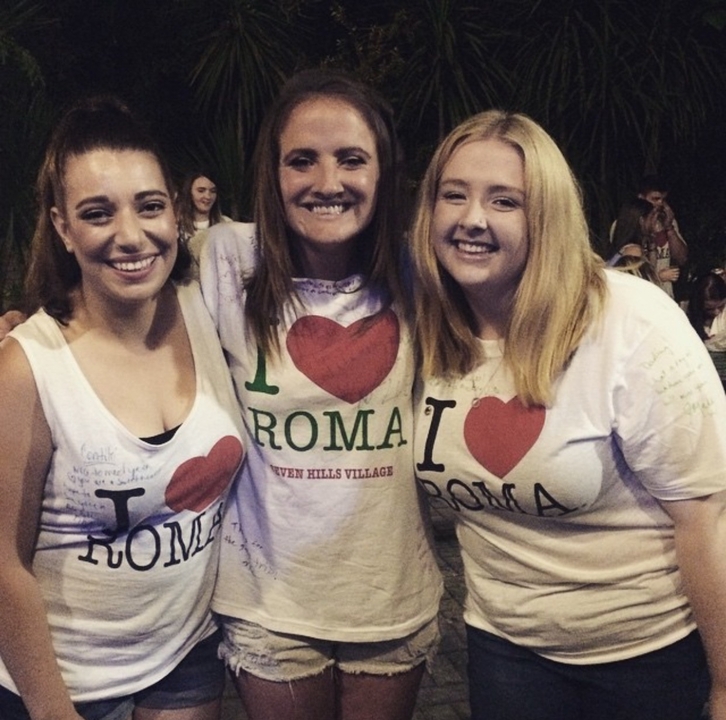 Trois personnes portant des maillots "I love Roma".