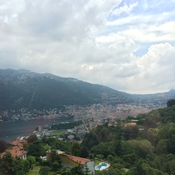 Vue aérienne d'une ville à flanc de colline par temps nuageux.