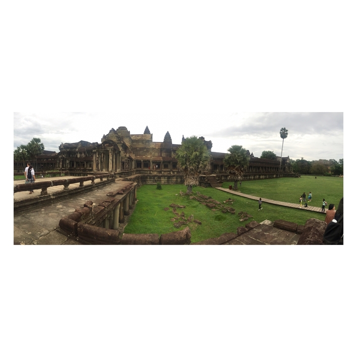 Complexe de temples historiques avec de nombreuses flèches et des palmiers.