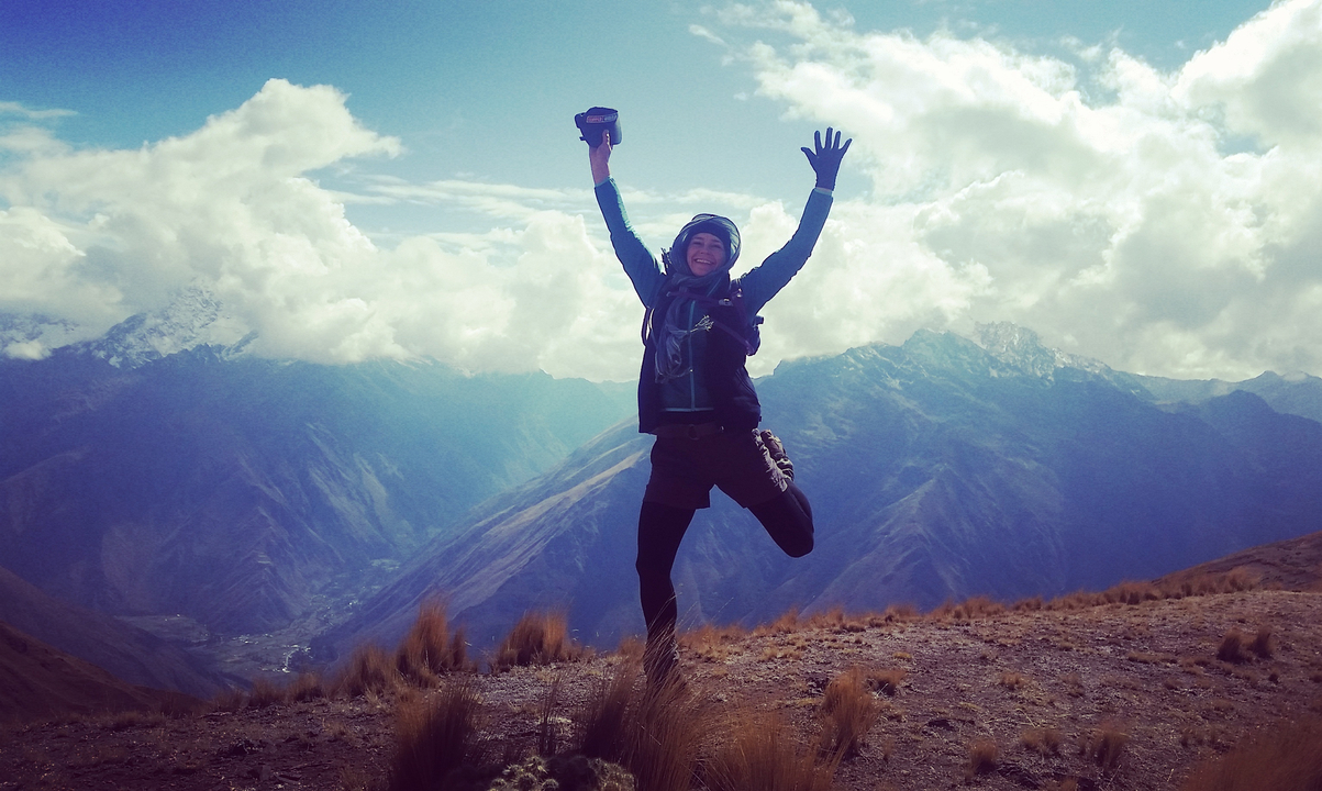 Personne sautant joyeusement dans les montagnes.