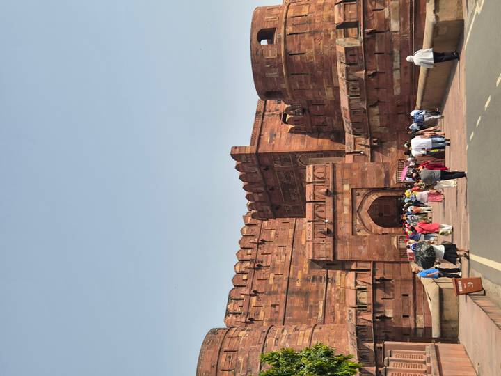 Crowds entering the imposing red sandstone gateway of Agra Fort