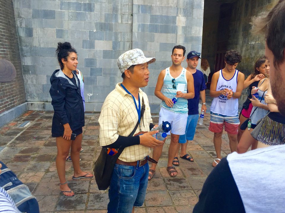 Guide touristique expliquant à un groupe de touristes.