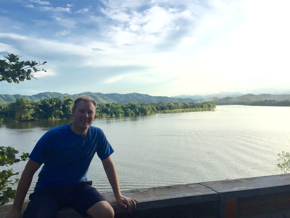 Personne profitant d'une vue pittoresque sur la rivière.