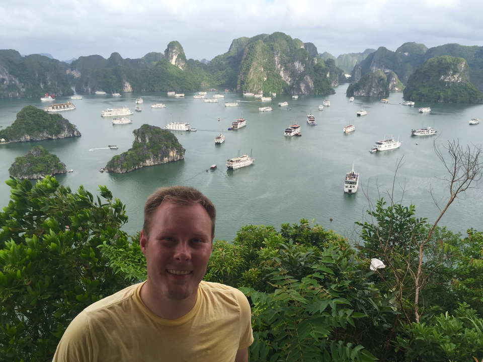 Personne avec vue sur la baie d'Halong.