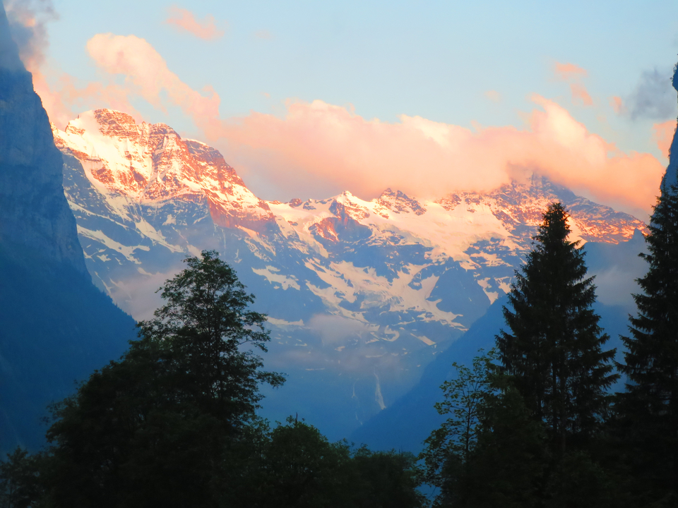 Montagnes enneigées au lever du soleil.