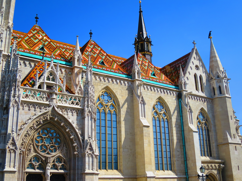 Une belle cathédrale de style gothique avec des tuiles colorées.
