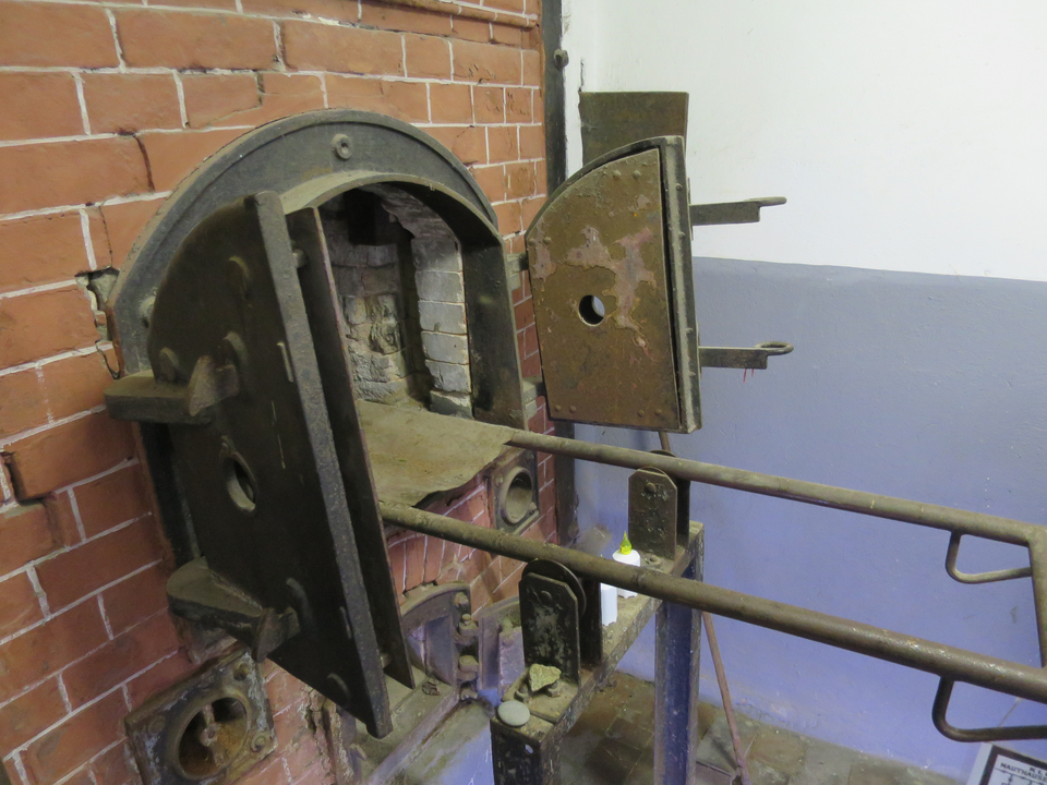 Vieux four ou machine dans un environnement industriel.