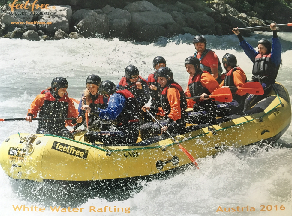 Groupe de personnes faisant du rafting sur une rivière.