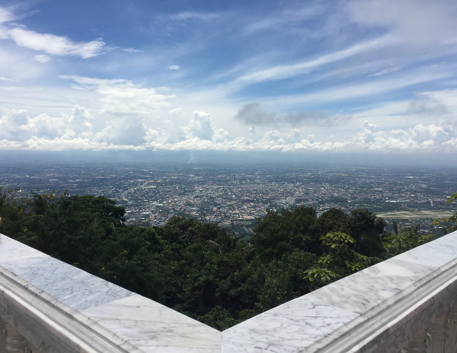 Vue panoramique d'un paysage urbain depuis un point d'observation élevé.
