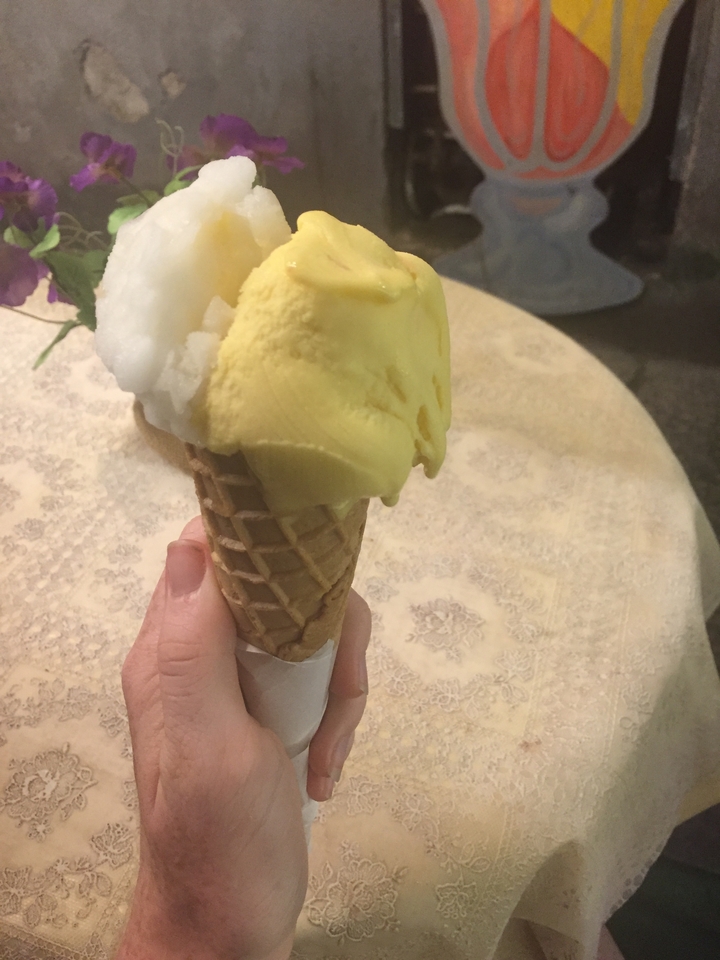 Cône de glace avec des boules jaunes et blanches.