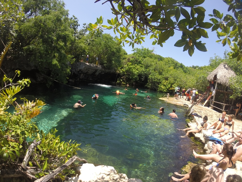 Une piscine naturelle avec des gens qui se baignent et se détendent.