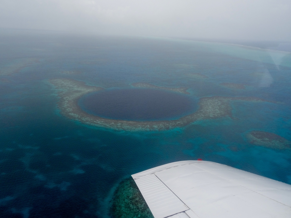 Vue aérienne d'un trou marin d'un bleu profond dans l'océan.