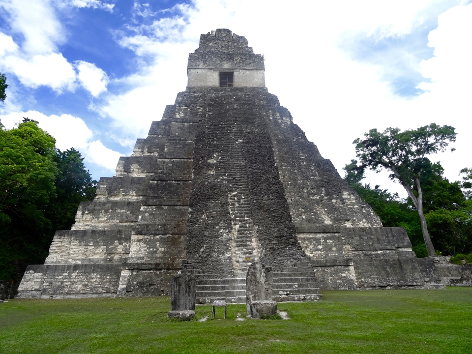Une ancienne pyramide à degrés dans la jungle.