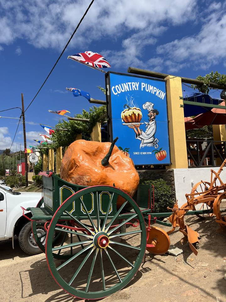Panneau avec un chariot et des drapeaux.