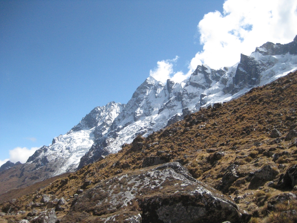 Paysage de montagne avec des sommets enneigés.