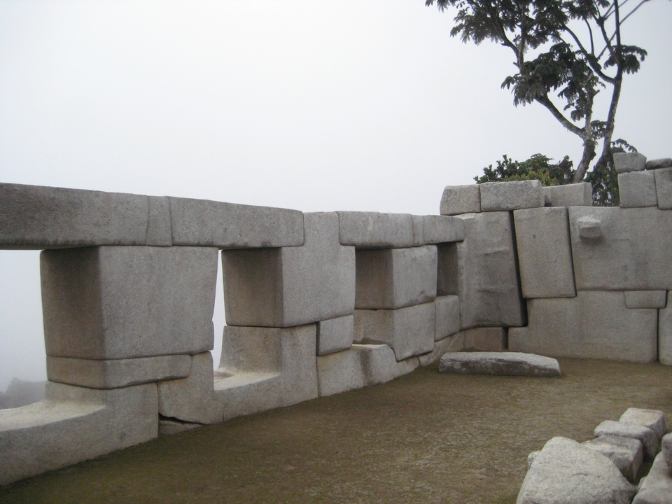 Gros plan sur d'anciens murs et structures en pierre.
