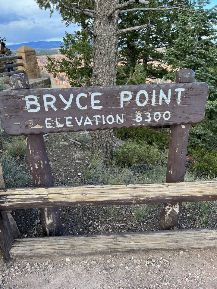 Panneau pour Bryce Point avec des arbres en arrière-plan.