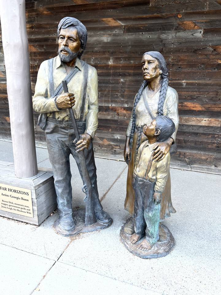 Statues en bronze représentant une famille.