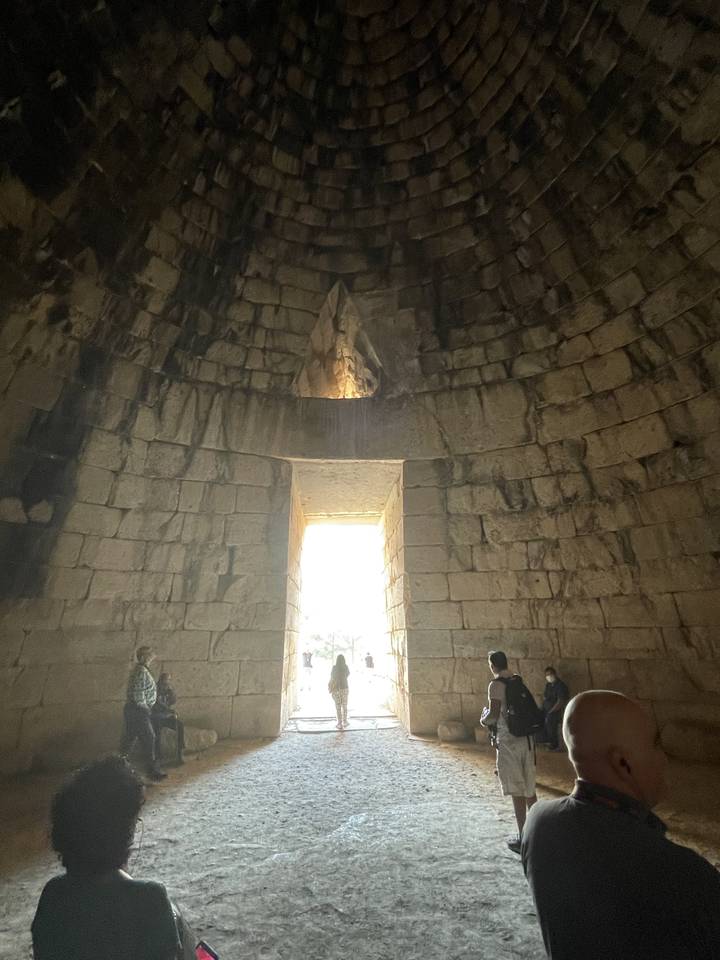 Dôme ancien avec une entrée menant à la lumière.