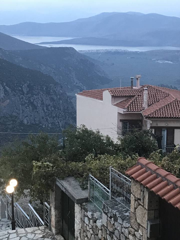 Point de vue sur les toits avec montagnes.