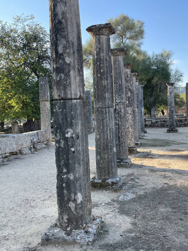 Rangée de colonnes de pierre anciennes en ruines.