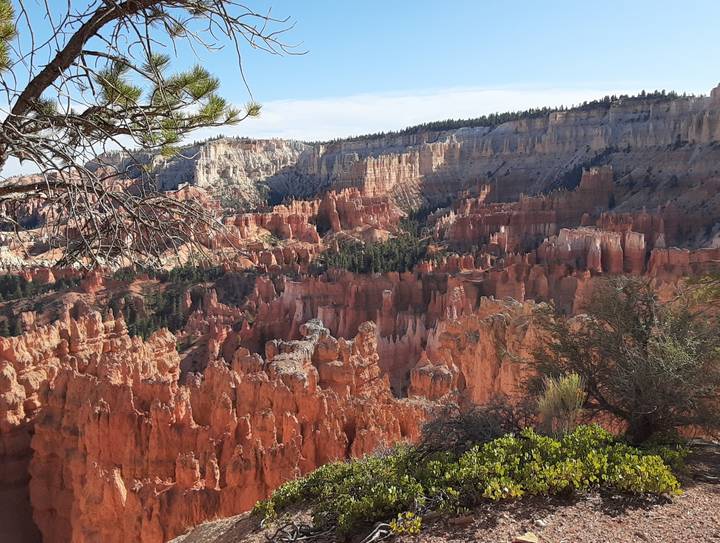 Cheminées de fée colorées et formations rocheuses dans un canyon.