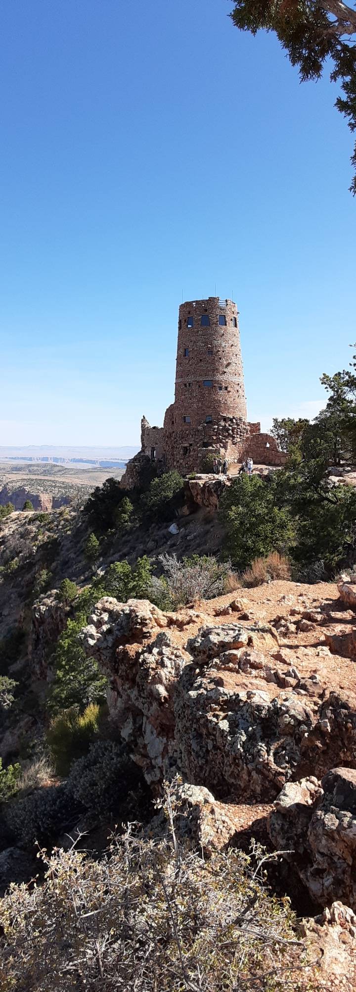 Tour de guet historique sur le rebord d'un canyon.