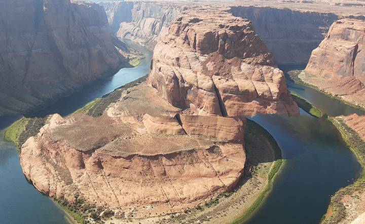Vue aérienne d'un canyon profond avec une rivière.