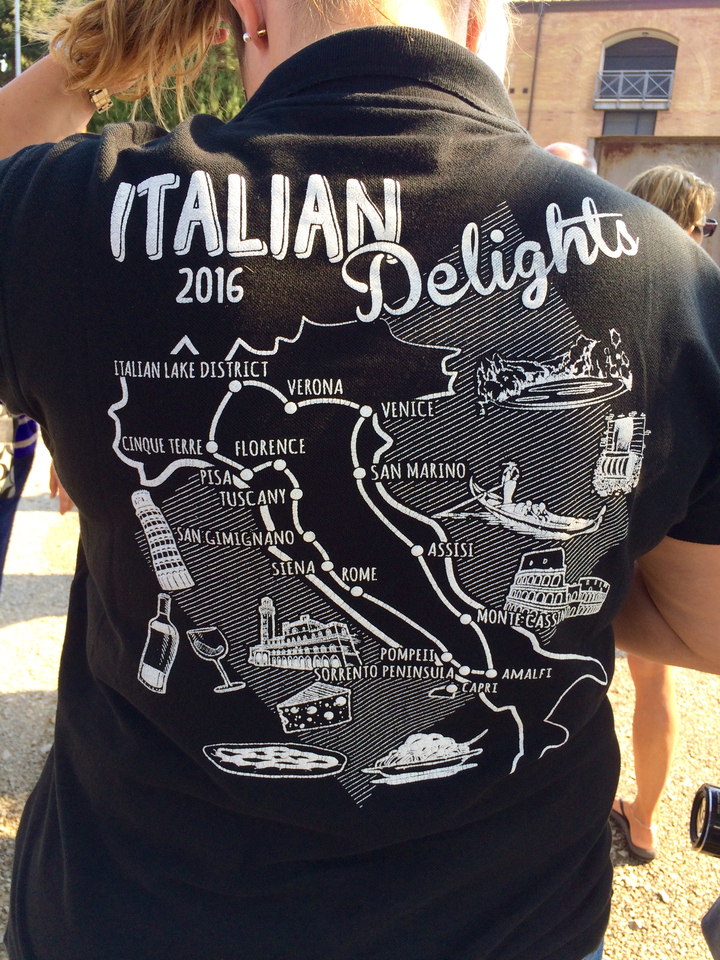 T-shirt avec une carte de l'Italie montrant différentes villes.