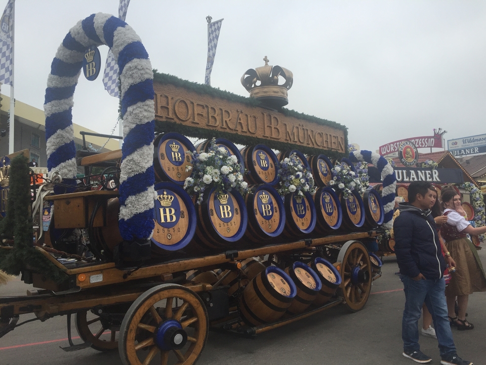 Chariot à chevaux décoratif avec des tonneaux de bière Oktoberfest.