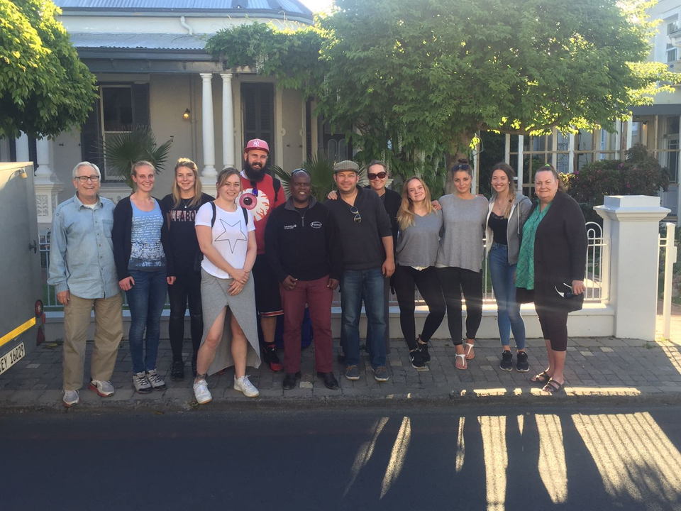 Groupe de personnes posant ensemble dans une rue.
