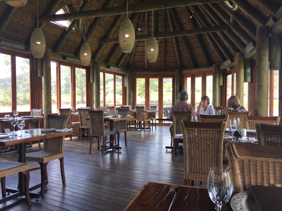 Personnes dînant dans un restaurant au toit de chaume.