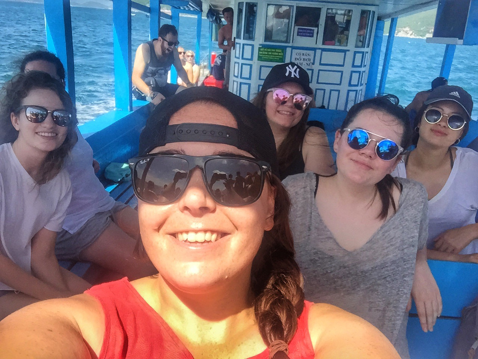 Groupe d'amis prenant un selfie sur un bateau.