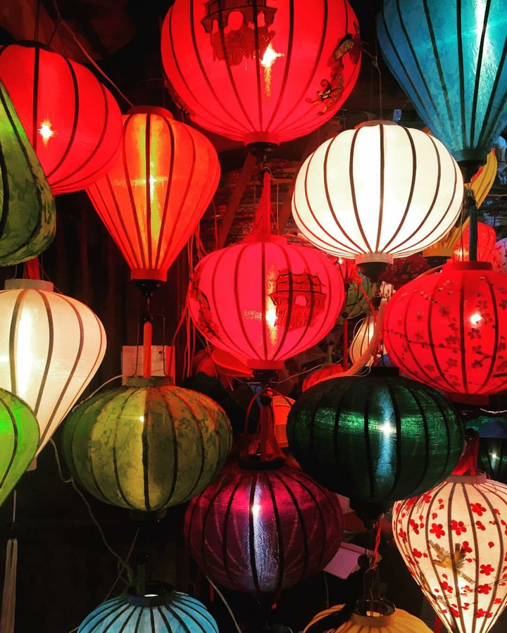 Exposition de lanternes aux couleurs vives.