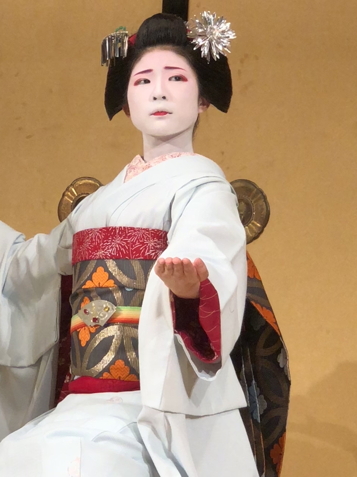 Personne en kimono traditionnel se produisant sur scène.