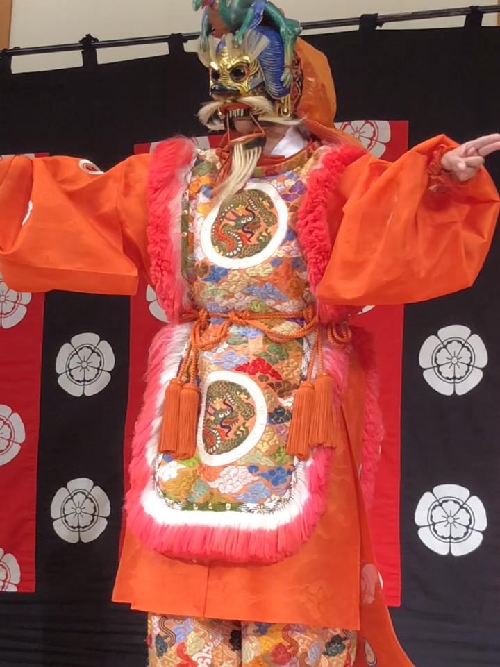 Personne en costume traditionnel exécutant une danse culturelle.