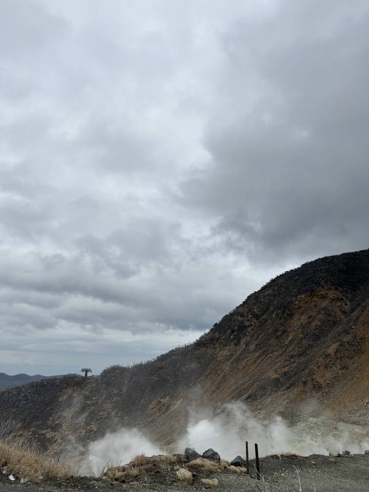 Montagne avec fumerolles dégageant de la vapeur.