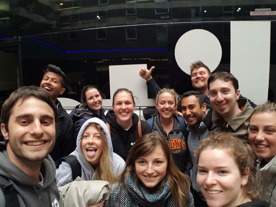 Selfie de groupe avec des personnes souriantes dans une ville.