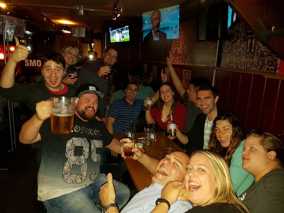 Des amis profitant d'une soirée dans un bar.