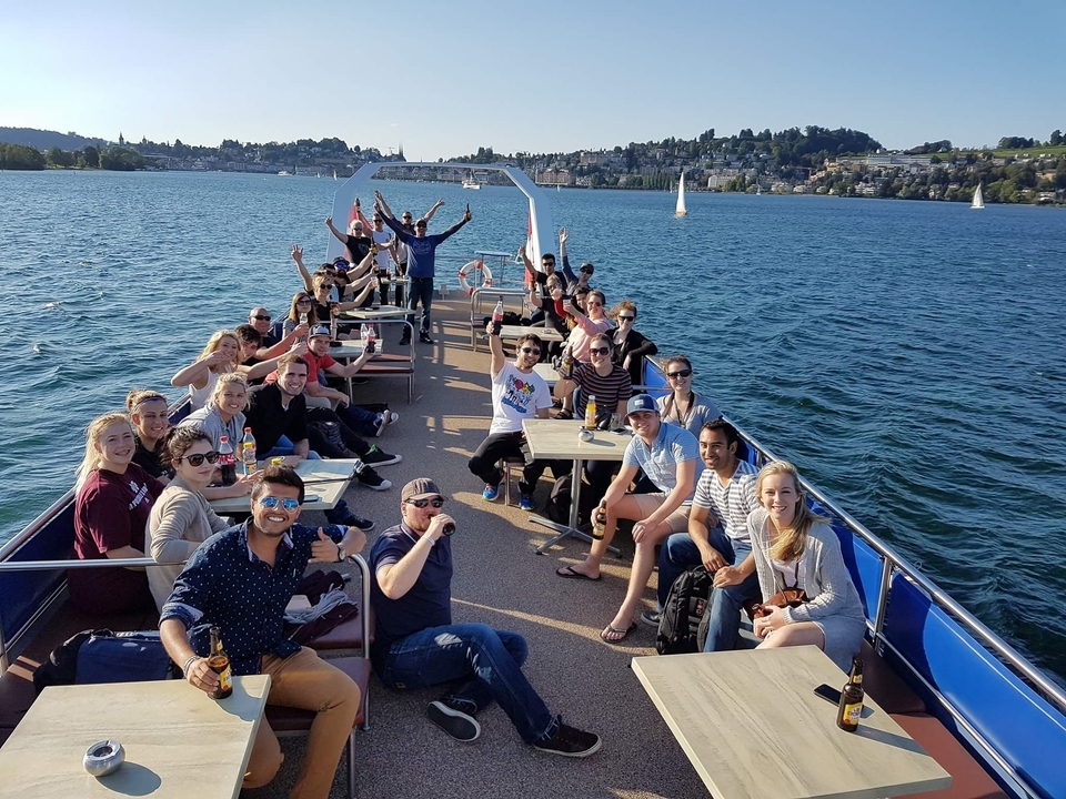 Groupe de personnes profitant d'une promenade en bateau sur un lac.