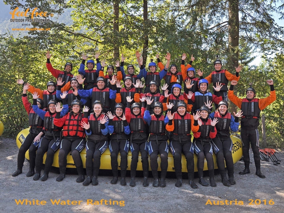 Groupe de personnes posant en tenue de rafting, montrant leur excitation.