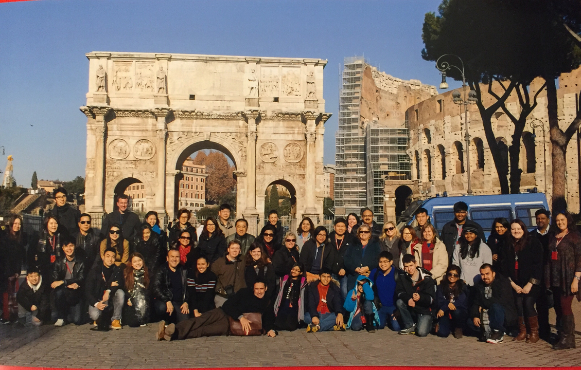Grand groupe posant devant l'arc de Constantin et le Colisée.