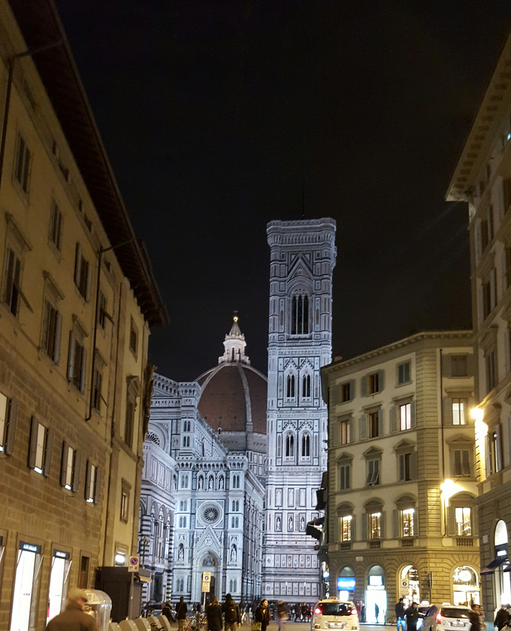 Le clocher et le dôme de la cathédrale de Florence illuminés la nuit.
