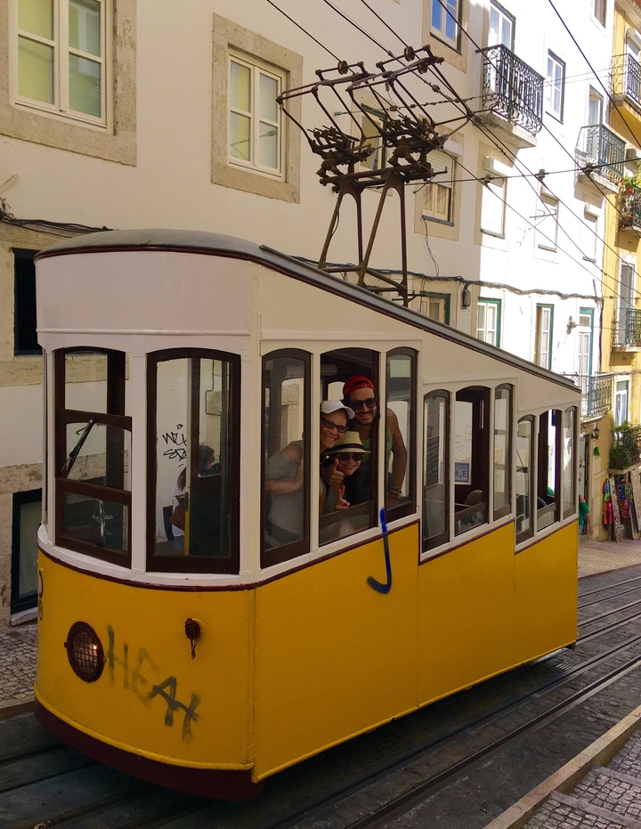 Personnes à l'intérieur d'un tramway jaune d'époque.