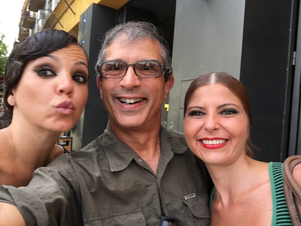 Trois personnes prenant un selfie.