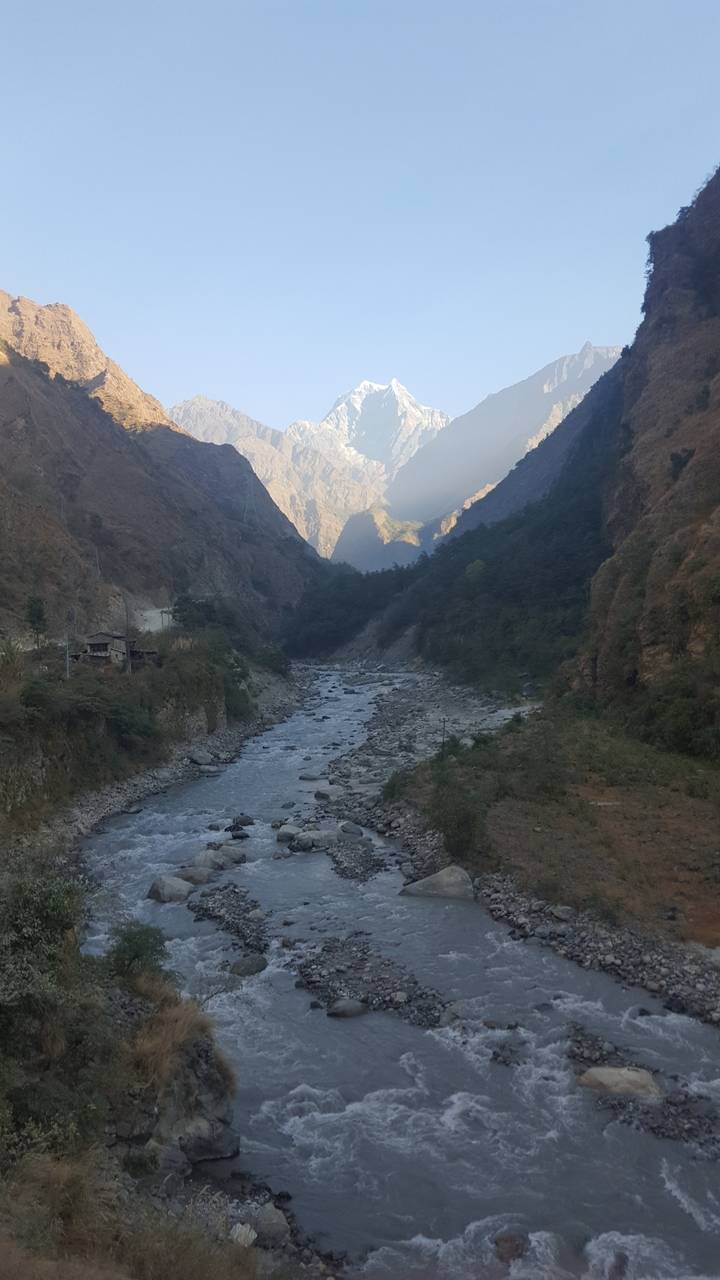 Paysage fluvial accidenté entre des falaises montagneuses.