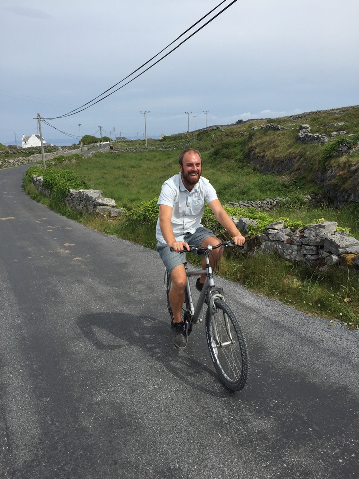 Personne circulant à vélo sur une route de campagne.