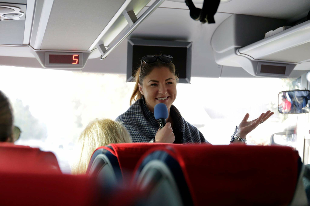 Personne parlant dans un microphone à l'intérieur d'un bus.