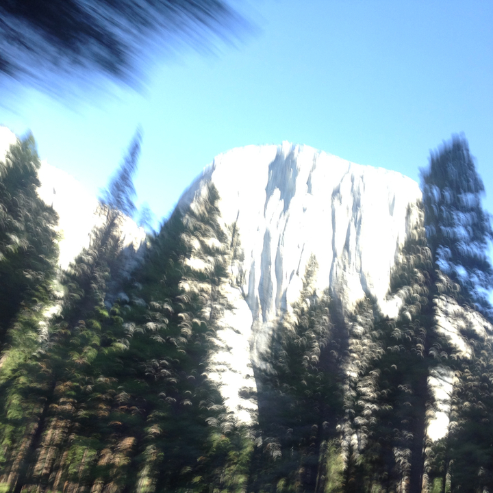 Image floue d'un paysage montagneux.